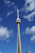 CN Tower met blauwe lucht