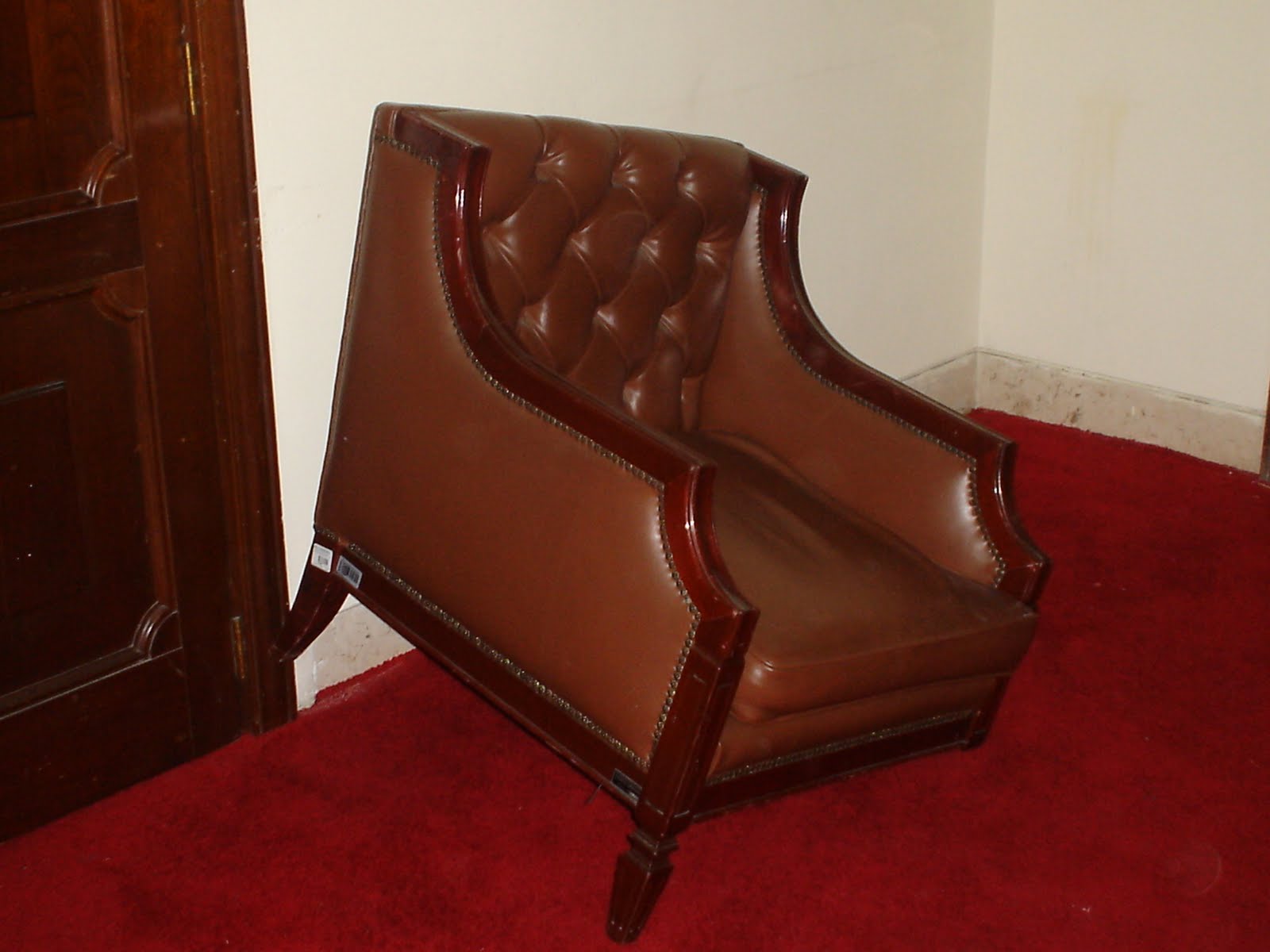 [silla+dañada+congreso.jpg]