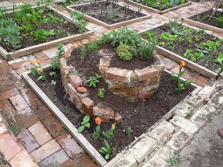 small-spiral-herb-garden%5B1%5D.jpg