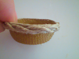 El mundo mini de Pilar: Tutorial Cesto de Ropa y Cesta