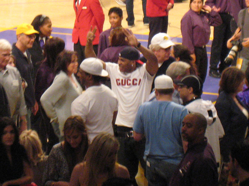 [rapper_nelly_at_lakers_warriors_game.jpg]