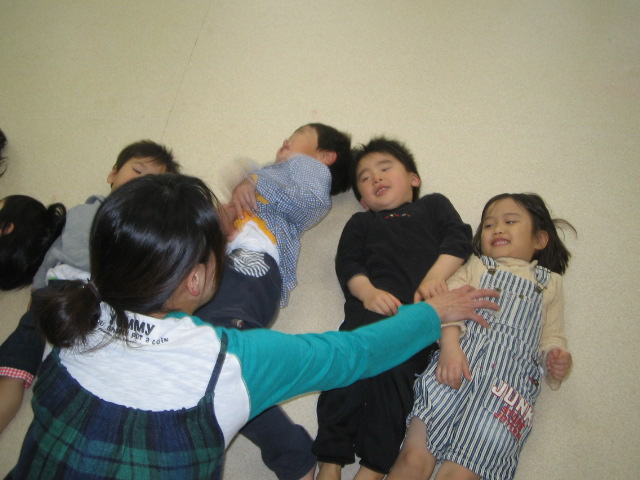 絵本の森保育園 てってのねずみ わらべうた遊び