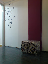 DETALHE DA PAREDE LATERAL COM A COLUNA NA COR BERINGELA