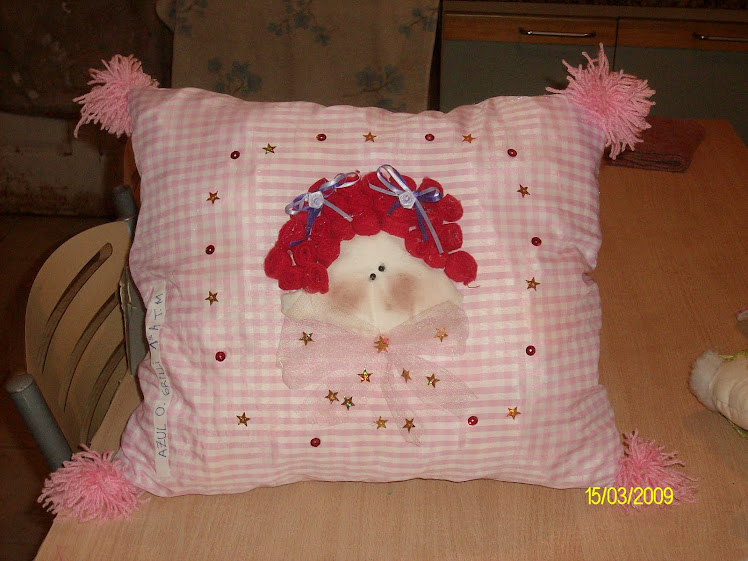 almohadón decorado en rosa