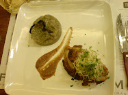 Carré de cerdo en croute de garrapiñadas con puré de berenjenas y brotes verdes