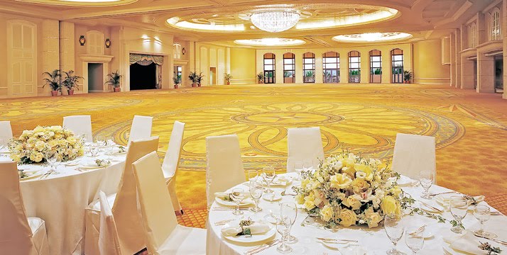 Dance+floor+over+pool