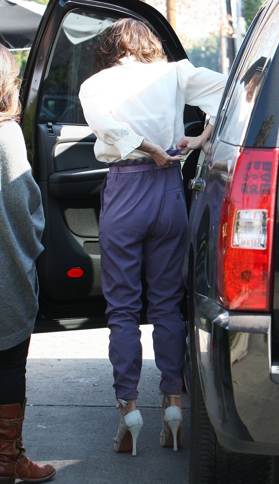 [j_alba_purple_pants_3_big.jpg]