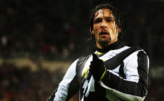 Amauri agarrando el escudo de la Juventus