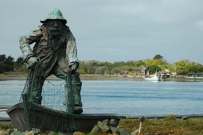 [800px-Humboldt_Bay_Fisherman_Memorial_Statue.jpg]