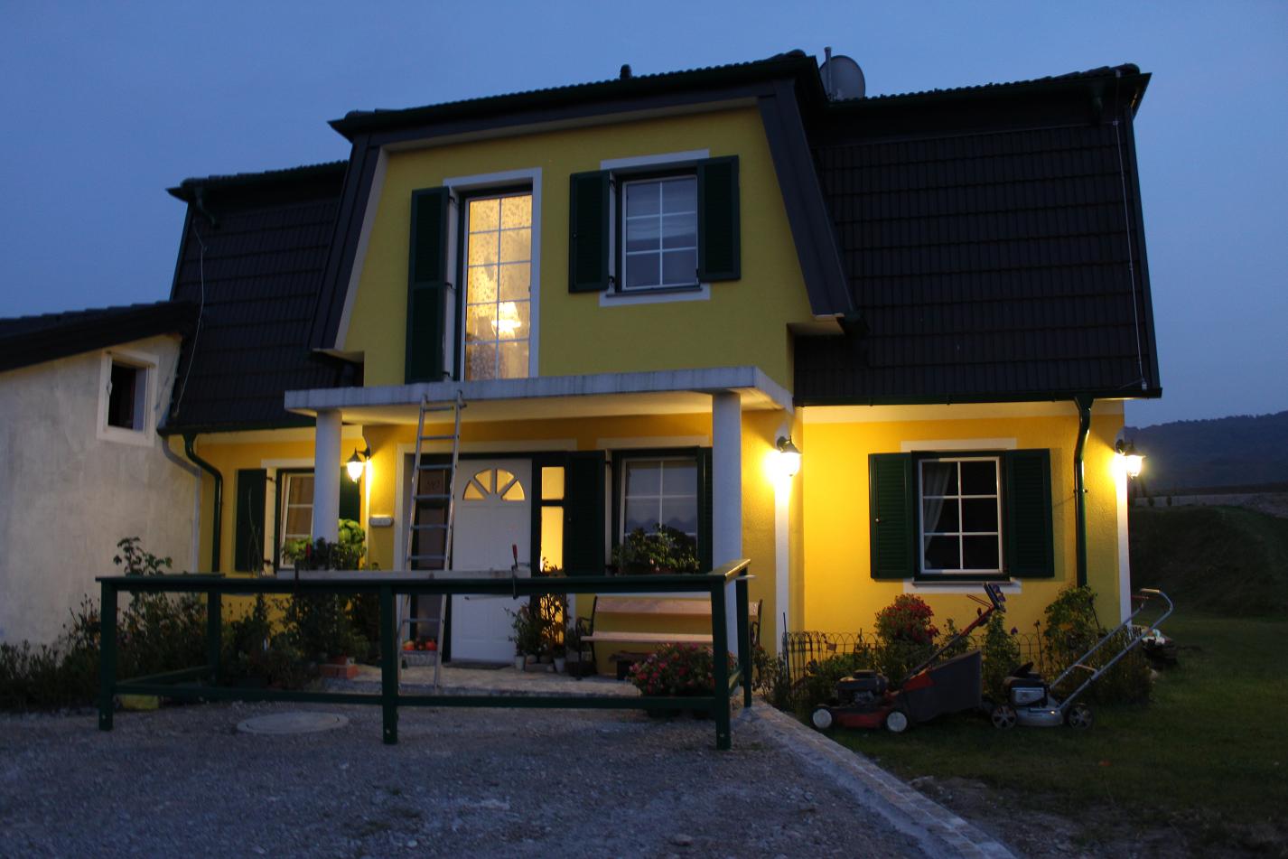 Wir wohnen im neuen Haus: Garage und Balkon