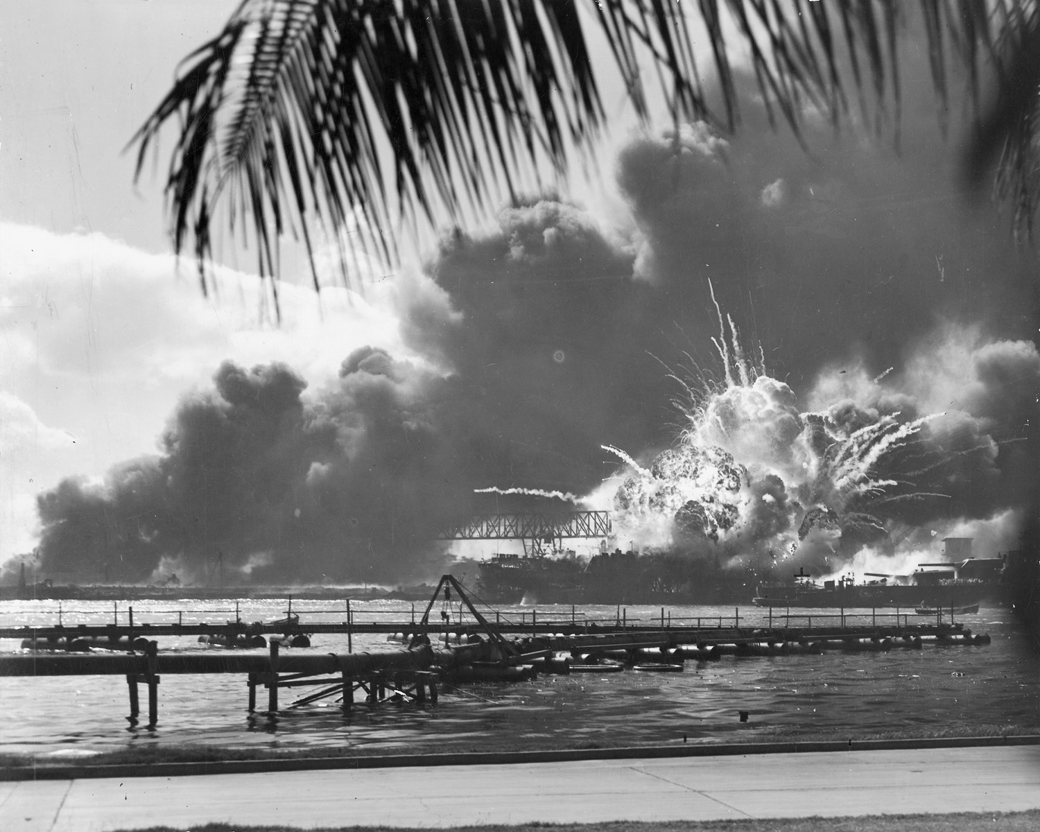 http://3.bp.blogspot.com/_1TIaVKGLsCg/S_HdyvoZrDI/AAAAAAAAOOY/3qSc8Jev3nI/s1600/pearl-harbor.jpg