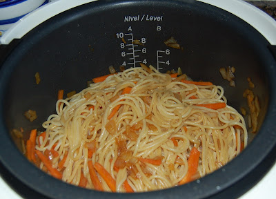 Se añaden los spaghetti y se remueve