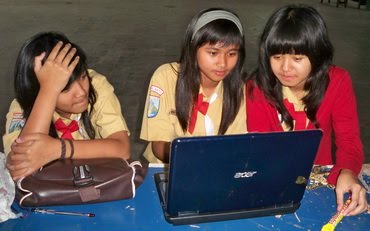 Siswa lagi mencari informasi pakai Hotspot