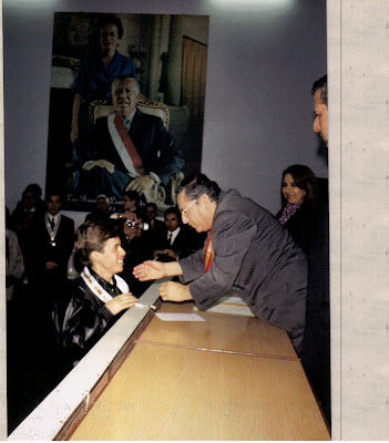 Recibiendo la Medalla de parte de Juan Gálvez, Secretario General Metropolitano de Lima (Haz click para ampliar)