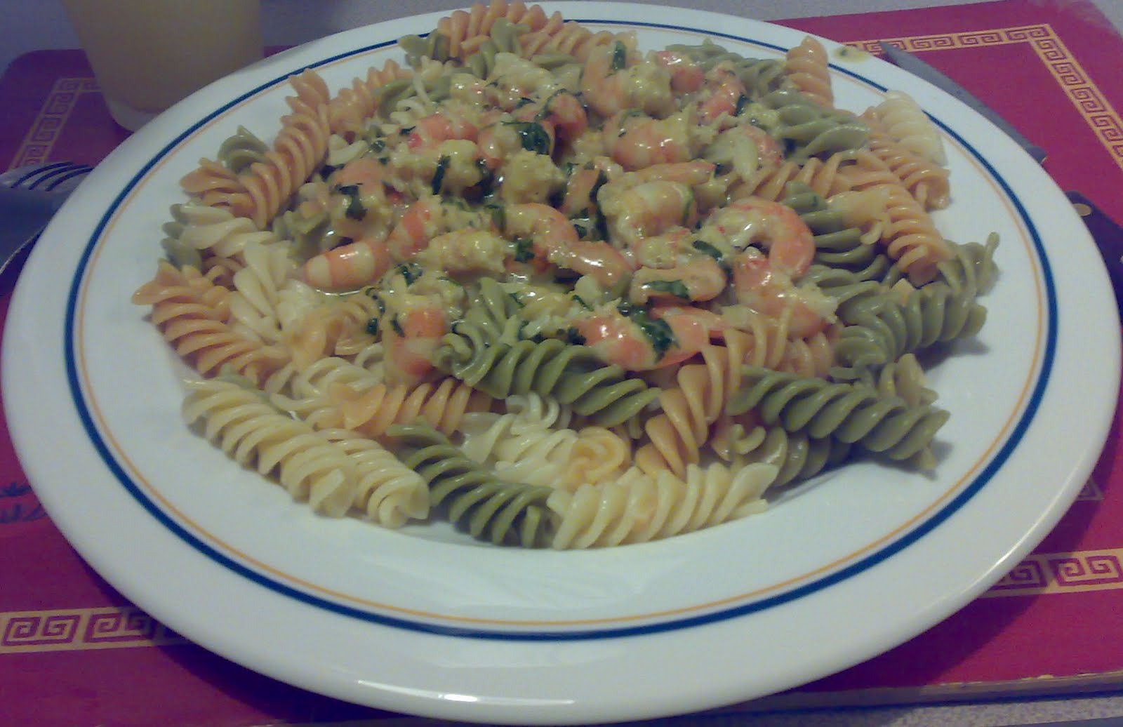 [MASSA+DE+CAMARÃO+COM+MOLHO+BECHAMEL+PESTO.jpg]