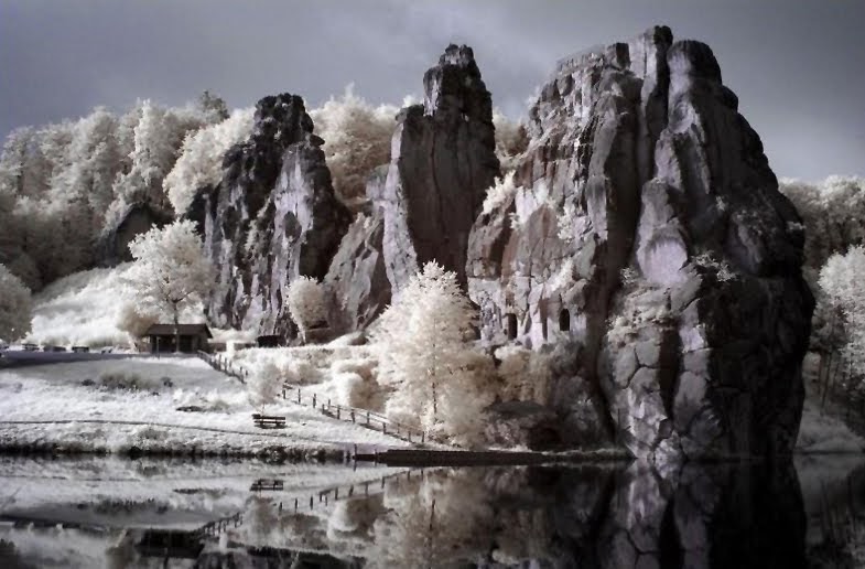 AL OTRO LADO DEL MURO EXTERNSTEINE (Bosque Teutónico Alemania)