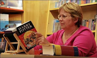 Profesoara britanică Anne Jones a fost prima persoană care a citit „Harry Potter şi talismanele morţii” în doar 47 de minute şi o secundă