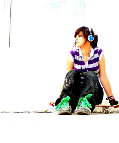 [girl_with_earphones_by_szokata.png]
