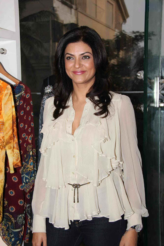 Sushmita  Launch Shama Sikandar Fashion Store Photo Gallery navel show