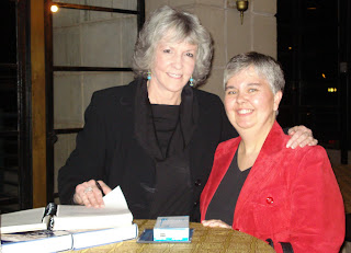 http://3.bp.blogspot.com/_1qcwxik1S5U/SyGbXcEKLXI/AAAAAAAAFd8/6iC3qnWAVDw/s1600-h/Sue+Grafton+and+Lesa+at+Biltmore.JPG