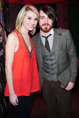 Drake Bell y Chelsea Staub drake bell harmonies for haiti