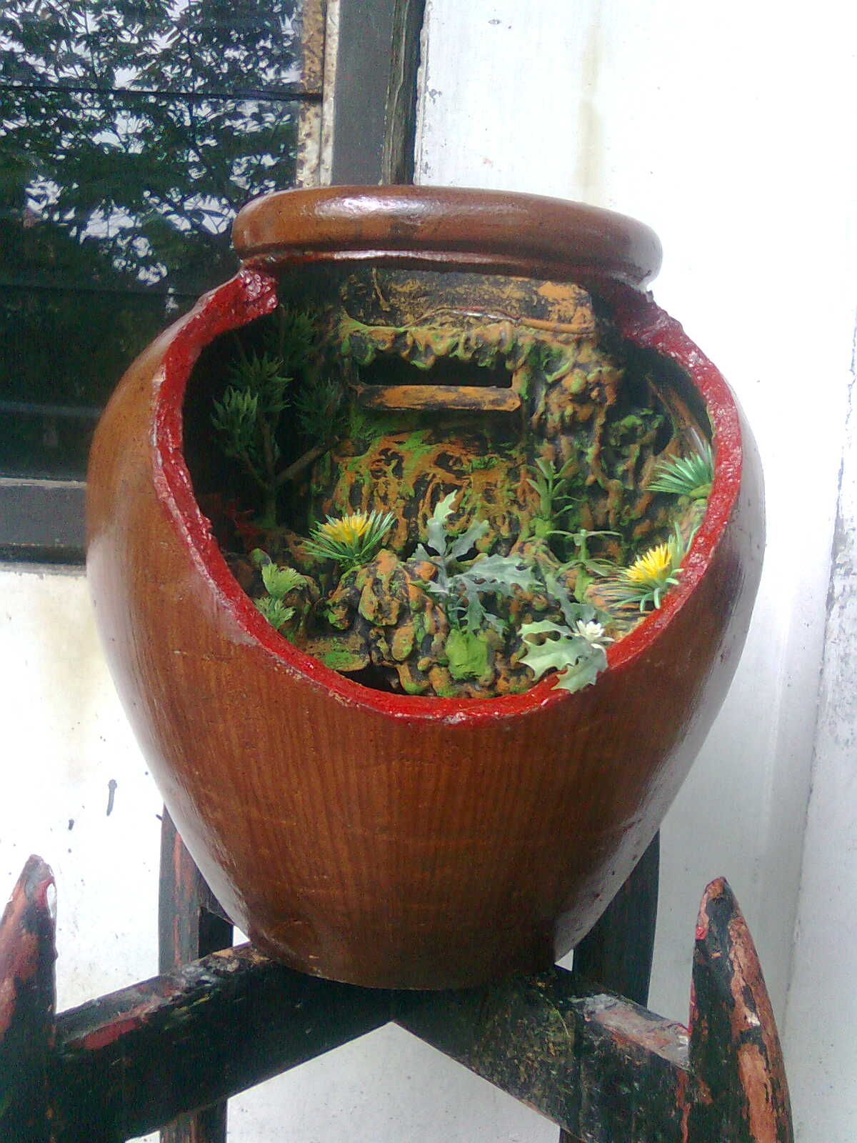 creativeDesign Unique aquarium of pottery.