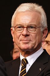 [167px-Hans-Gert_Poettering_%282007%29.jpg]