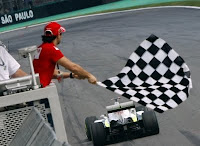 Button recebe a bandeuirada de Massa