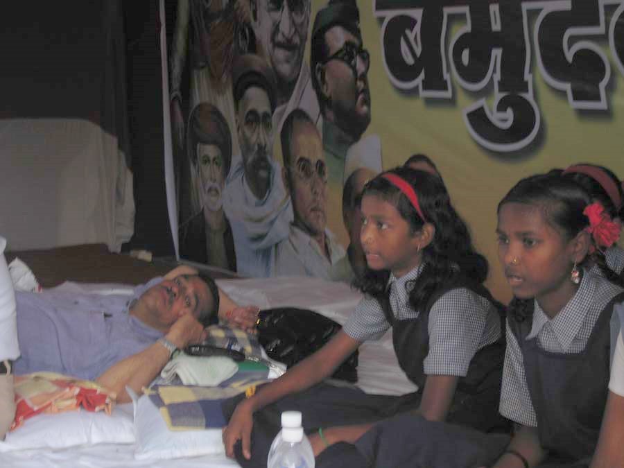 [school+girls+singing+at+the+hunger+strike.jpg]