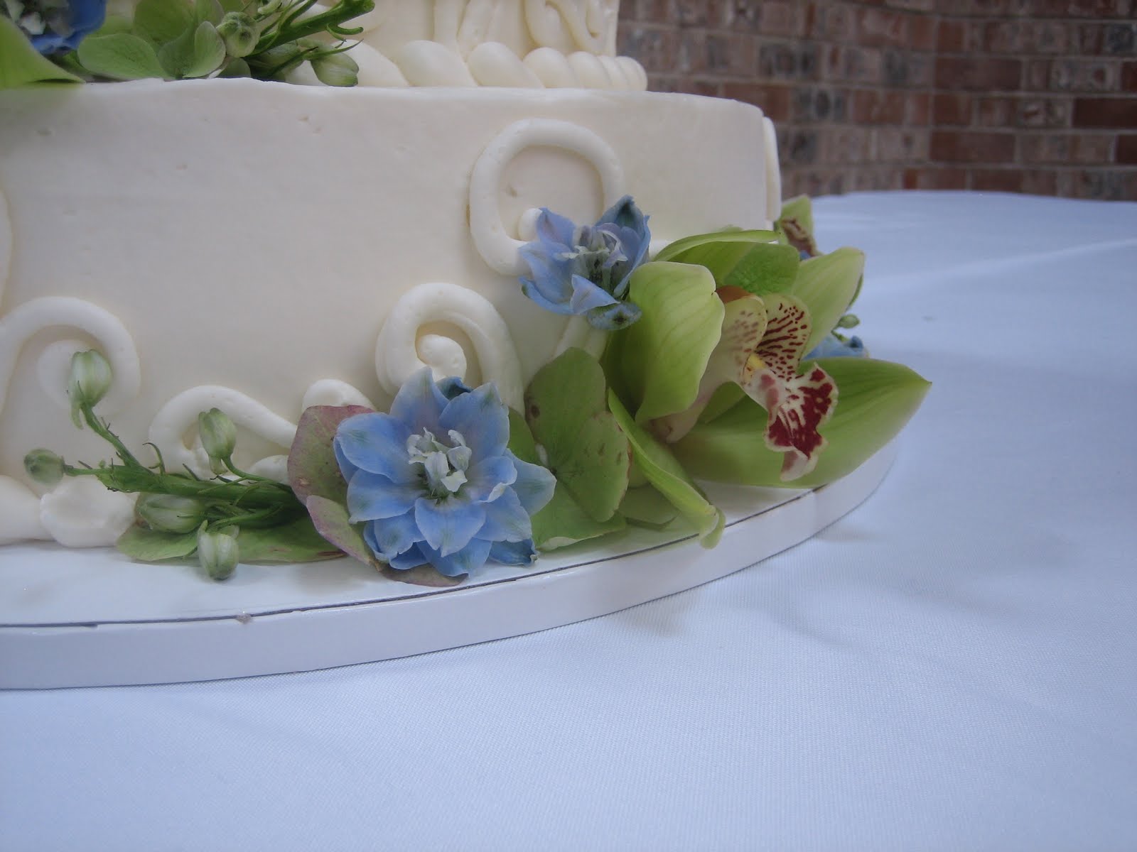 [CAKE+-+green+orchids+&+blue+delphinium+(closeup).JPG]