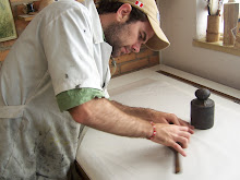 Samuel Ornelas durante a impressão do "Rinoceronte" no Ateliê Piratininga.