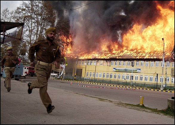 [indian police responds to trouble by running away_government complex ablaze_srinagar, kashmir, india.jpg]