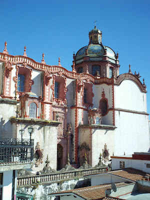 Un lugar de expresión para el café de la tarde: Casas blancas, techos rojos