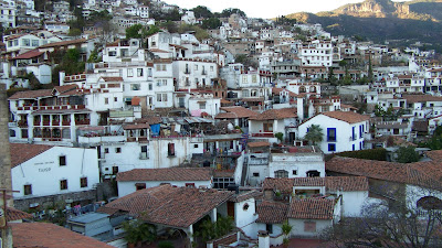 Un lugar de expresión para el café de la tarde: Casas blancas, techos rojos