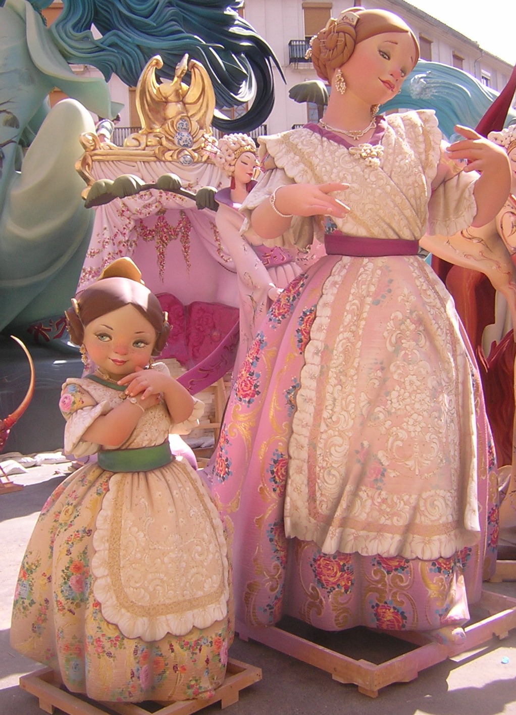 [fallera+falla.JPG]