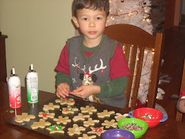 Ryan aprendendo como fazer cookies de  natal