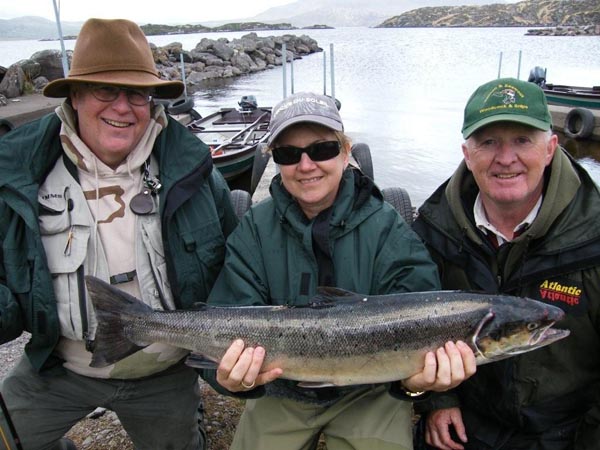 Ted et Ildko Weber en compagnie de leur ghillie Franck Donnelly avec leur saumon 9lbs