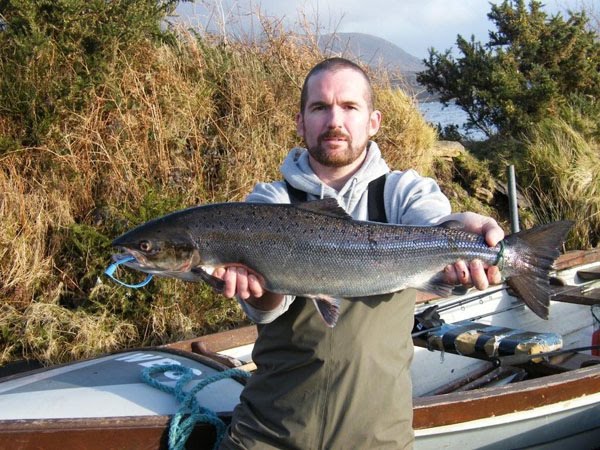M. Will Hamill prend le premier saumon de la saison au lough Currane (11lbs) au jour de l'ouverture