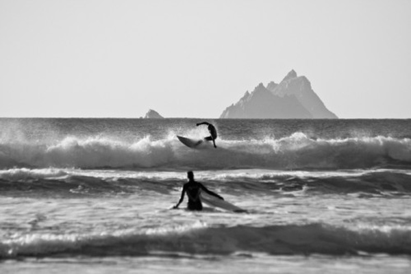 Surfen in St. Finian's Bay, gegenuber den weltberuhmten Skellig Rocks