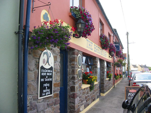 Die "Bridge Bar" mit dem beruhmten "Moorings Restaurant"