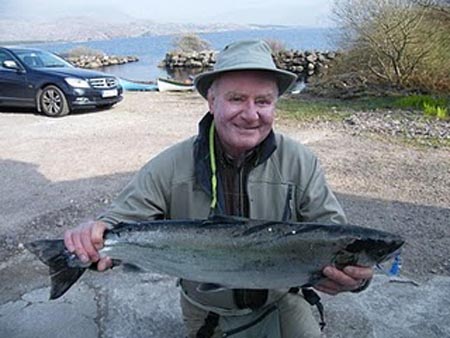 Tim O'Connor avec son saumon de cette semaine