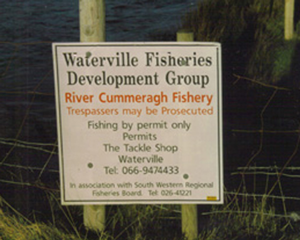 Voila un de ces panneaux  de Waterville Fisheries Development Group