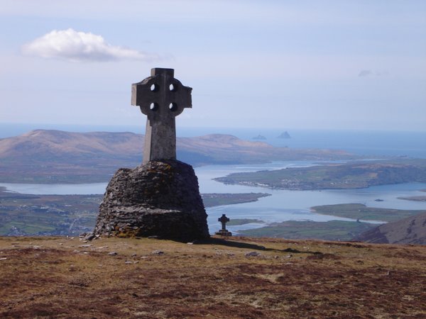 Oui, on est en pays celtique. A l'arriere-fond, les Skellig Rock (Patrimoine Mondial Unesco)