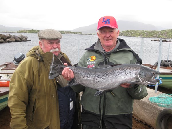 A gauche, Heinz Strappman avec son nouveau record du lough Currane en truite de mer