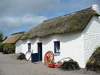 E wenech Tourismus am Bog Village um Red Fox, 5km vun Glenbeigh richtung Killorghlin