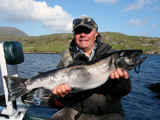 Encore et encore!!! Dave Ecclestone avec une superbe truite de mer 8lbs