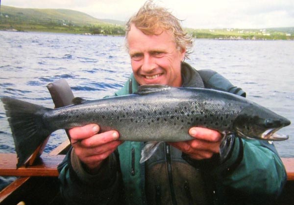 John Young avec sa truite de mer 3lbs