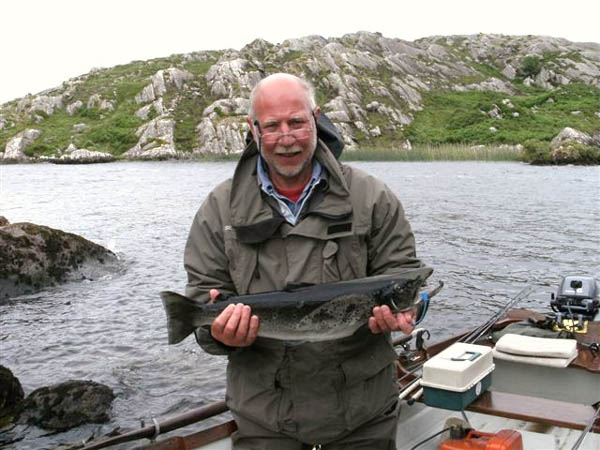 Jamie Bomford avec sa "specimen trout" de 6,5lbs