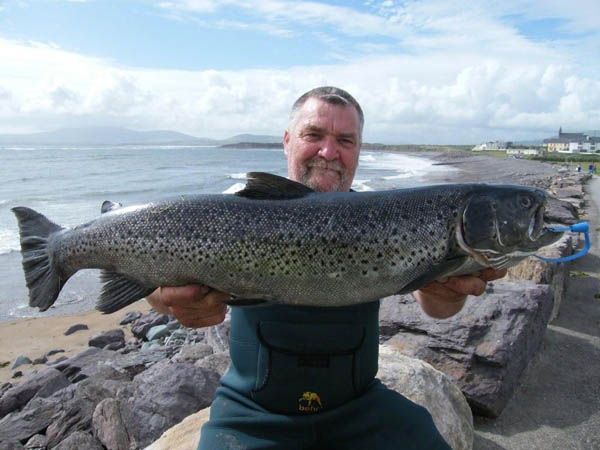 Chris Blackham avec sa superbe "specimen sea trout" de 9lbs 12oz