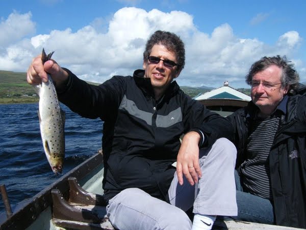 Daniel Claris et Alain Behar, des clients de Paris avec une junior sea trout du Currane